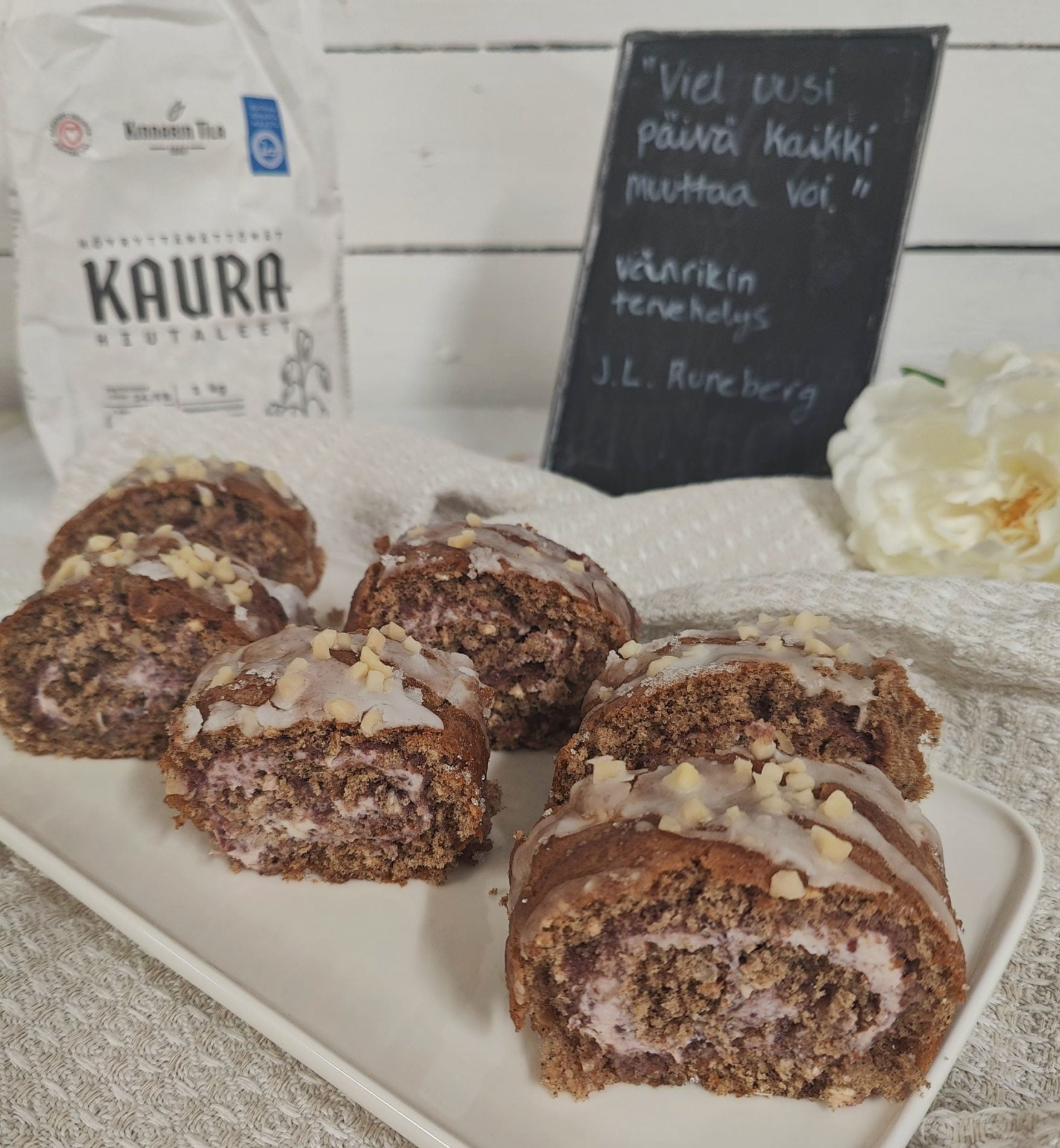 Runebergin kääretorttu kaurahiutaleilla